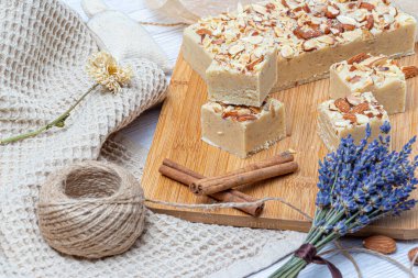 Fındıklı hafif bir masada şekerleme