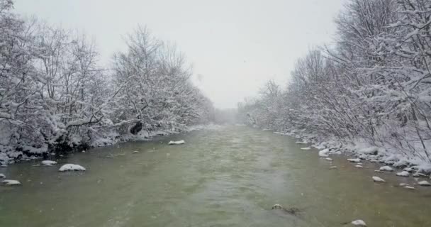 Voando Sobre Rio Inverno Tempo Nevado Quando Neve Cai — Vídeo de Stock