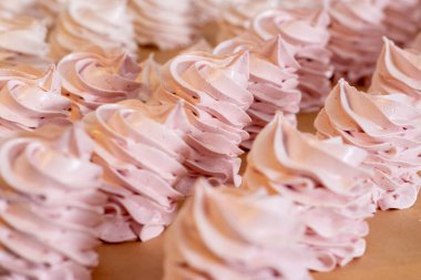 Masada güzel pembe şekerlemeler