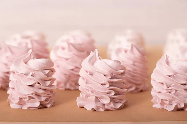 Krásné Růžové Marshmallows Stole — Stock fotografie