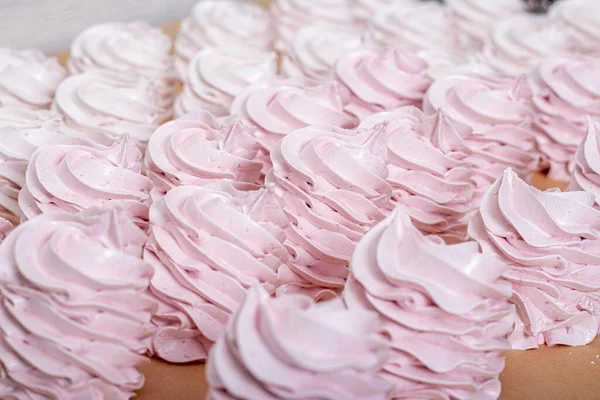 Krásné Růžové Marshmallows Stole — Stock fotografie