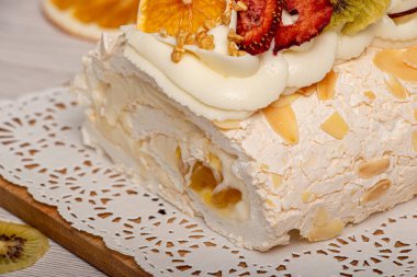 Kurutulmuş meyveli kremalı pasta.