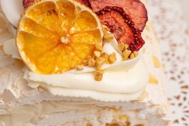 Kurutulmuş meyveli kremalı pasta.