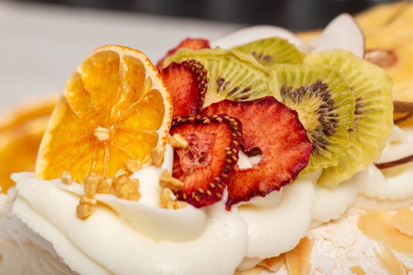 Bolo Merengue Fatias Suculentas Com Frutas Secas — Fotografia de Stock