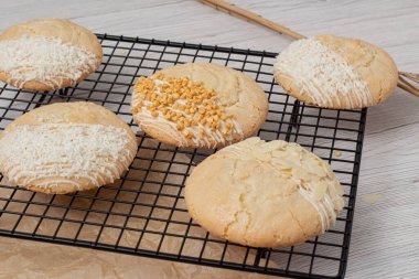 Kurabiyeler badem ve hindistan cevizinden yapılır.