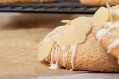 Kurabiyeler badem ve hindistan cevizinden yapılır.