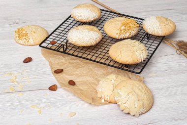 Kurabiyeler badem ve hindistan cevizinden yapılır.