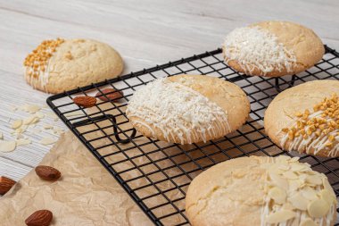 Kurabiyeler badem ve hindistan cevizinden yapılır.