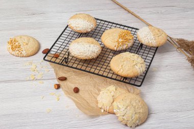 Kurabiyeler badem ve hindistan cevizinden yapılır.