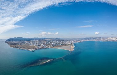 Açık bir günde kumsal ve Novorossiysk adası
