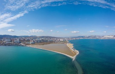 Açık bir günde kumsal ve Novorossiysk adası