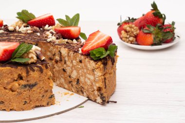 Çilek ve fındıklı kek karınca yuvası