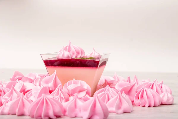 Panacota Uma Xícara Rosa Com Marshmallows — Fotografia de Stock