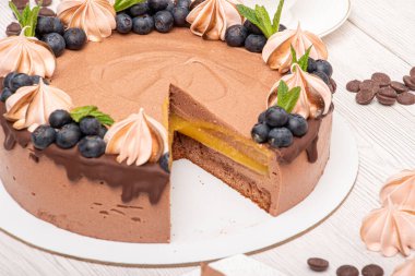 Çikolatalı kümes hayvanları marşmelov ve yaban mersiniyle süslenmiş.