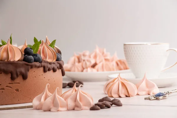 Csokoládé Baromfitej Mályvacukorral Áfonyával Díszítve — Stock Fotó