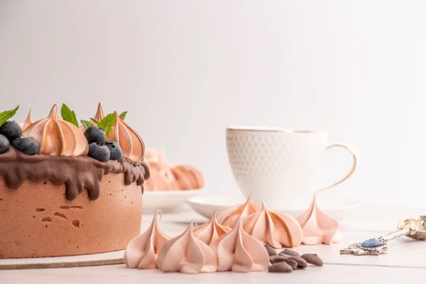 用棉花糖和蓝莓装饰的巧克力鸡奶 — 图库照片