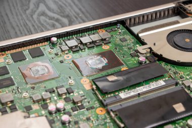 Bilgisayar anakartındaki bir işlemcinin termal yağı.