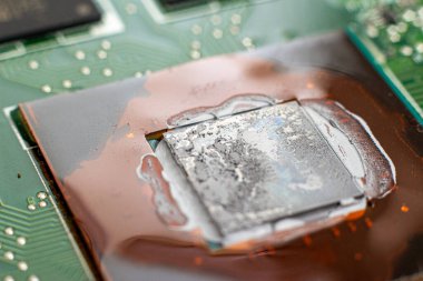 Bilgisayar anakartındaki bir işlemcinin termal yağı.