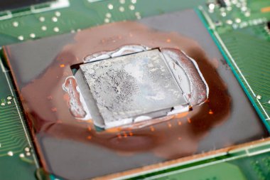 Bilgisayar anakartındaki bir işlemcinin termal yağı.