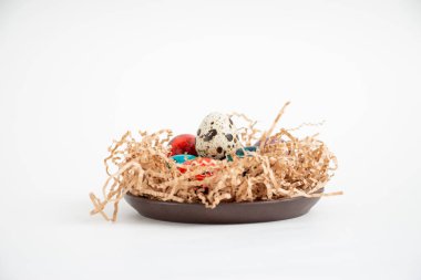 Dolapta Paskalya için çok renkli bıldırcın yumurtaları var.