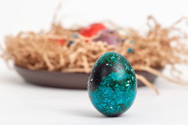 Dolapta Paskalya için çok renkli bıldırcın yumurtaları var.