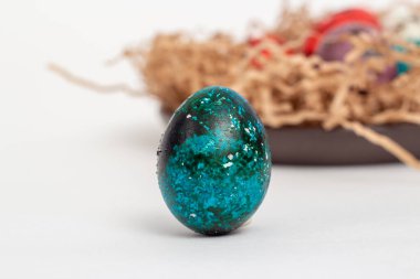 Dolapta Paskalya için çok renkli bıldırcın yumurtaları var.