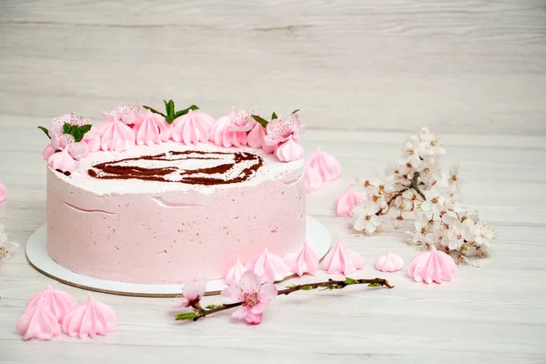 Rosafarbener Marshmallow Kuchen Auf Hellem Hintergrund Mit Einer Bemalten Maschine — Stockfoto