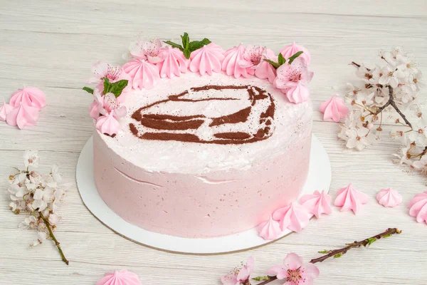 Rosafarbener Marshmallow Kuchen Auf Hellem Hintergrund Mit Einer Bemalten Maschine — Stockfoto