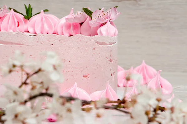 Rosafarbener Marshmallow Kuchen Auf Hellem Hintergrund Mit Einer Bemalten Maschine — Stockfoto