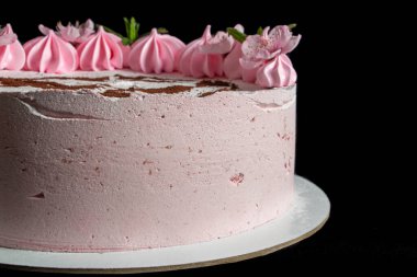 Siyah zemin üzerinde pembe lokum keki ve boyalı bir makine.