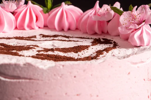 Rosafarbener Marshmallow Kuchen Auf Schwarzem Hintergrund Mit Einer Lackierten Maschine — Stockfoto