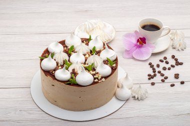 Lezzetli kahverengi kek, marşmelov ve bir fincan kahve.