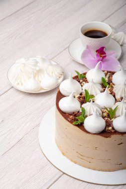 Lezzetli kahverengi kek, marşmelov ve bir fincan kahve.