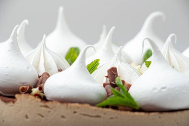 Pastanın üzerinde beyaz şekerlemeler.