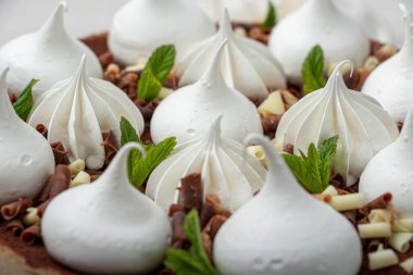 Pastanın üzerinde beyaz şekerlemeler.