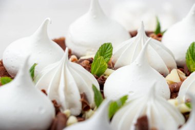 Pastanın üzerinde beyaz şekerlemeler.