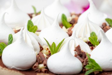 Pastanın üzerinde beyaz şekerlemeler.