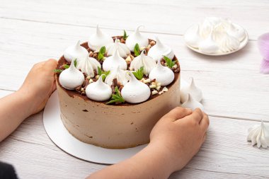 Kahveli keki ellerinle tut