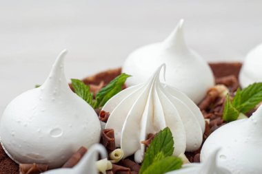 Pastanın üzerinde beyaz şekerlemeler.