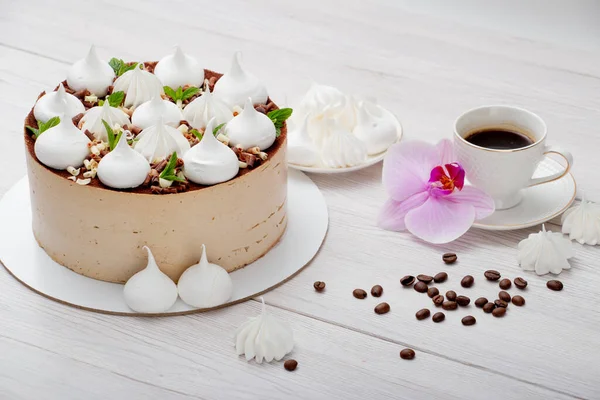 Läcker Brun Tårta Med Marshmallows Och Kopp Kaffe — Stockfoto