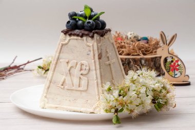 Beyaz arkaplanlı mermer Paskalya pastası.