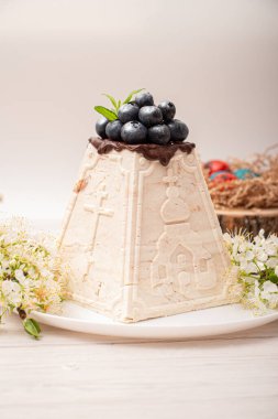 Beyaz arkaplanlı mermer Paskalya pastası.