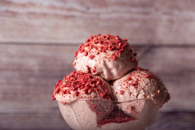 Hafif arka planda bir matarada çilekli dondurma.