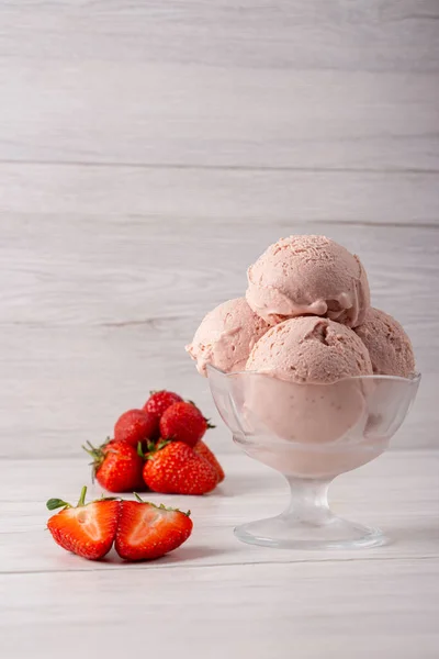 Strawberry Ice Cream Flask Light Background — Stock Photo, Image