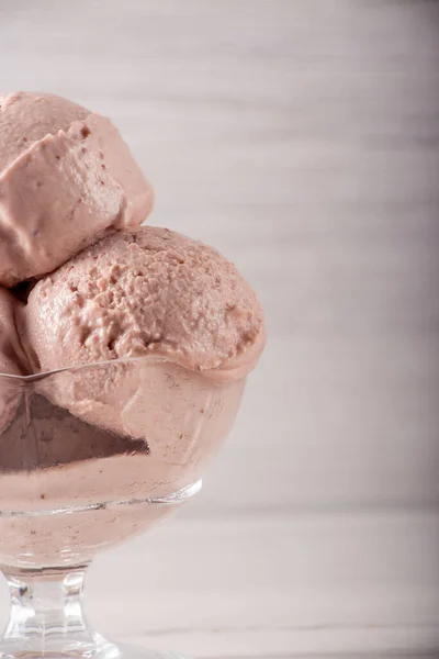 浅色背景的瓶中草莓冰淇淋 — 图库照片