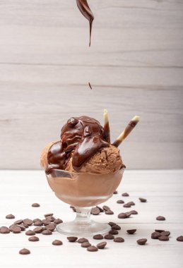 Bardakta çikolatalı dondurma.