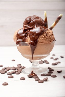 Bardakta çikolatalı dondurma.