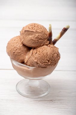 Bardakta çikolatalı dondurma.