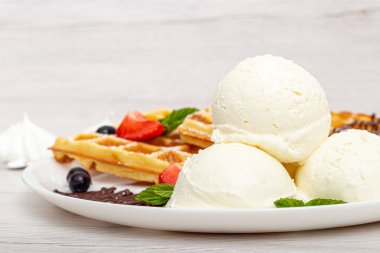 Top Dondurma ve Waffle 'lı Çikolatalı Tatlı