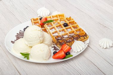 Top Dondurma ve Waffle 'lı Çikolatalı Tatlı